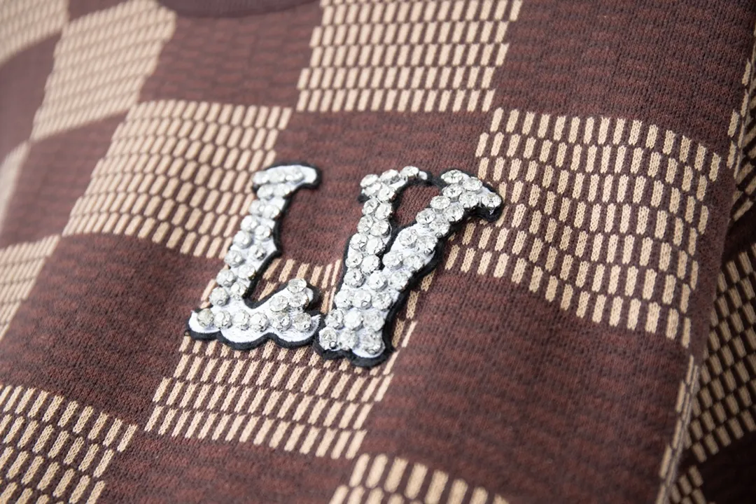 🅿️220 LV Louis 25ss spring and summer new Fei Dong conference super heavy-duty Swarovski rhinestone embroidered brand logo letter half-sleeved woolen fabric, customized super flash eight-claw diamonds, simple and elegant, classic, made of combed cotton yarn knitted cotton fabric, pure cotton high-weight special yarn, weighing it up feels full of weight, and the upper body is more textured than ordinary T-shirts. This texture can cope with the weather easily, suitable for both hot and cold! The pattern on the chest adopts three-dimensional wool hanging technology, and is perfectly produced stitch by stitch with reference to the original version! The loose fit design allows petite girls to wear it so that the lower body is missing, making them look taller and slimmer! Size: S-XL